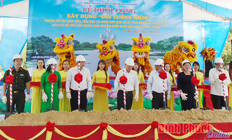 L&atilde;nh đạo tỉnh v&agrave; đại diện c&aacute;c đơn vị: Chủ đầu tư, thi c&ocirc;ng, nh&agrave; t&agrave;i trợ động thổ khởi c&ocirc;ng x&acirc;y dựng đ&agrave;i tưởng niệm