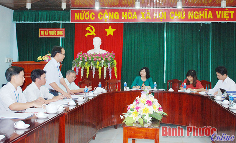 Đại diện ban tổ chức hội thi thị xã Phước Long báo cáo tiến độ triển khai trên địa bàn với đoàn kiểm tra