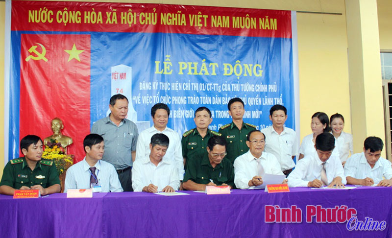 Đại diện Đồn biên phòng Chiu Riu, lãnh đạo UBND xã và các khu dân cư ký bản cam kết thực hiện phong trào