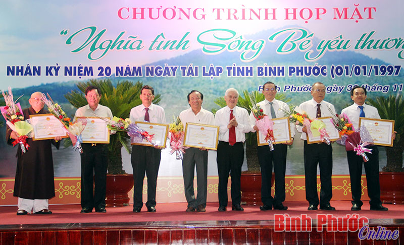 Bí thư Tỉnh ủy Nguyễn Văn Lợi trao bằng khen của Chủ tịch UBND tỉnh cho các tập thể tại buổi họp mặt - Ảnh: V. Thuyên