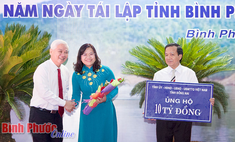 Phó chủ tịch UBND tỉnh Đồng Nai Nguyễn Hòa Hiệp trao biểu trưng 10 tỷ đồng ủng hộ người nghèo Bình Phước - Ảnh: S. Hòa