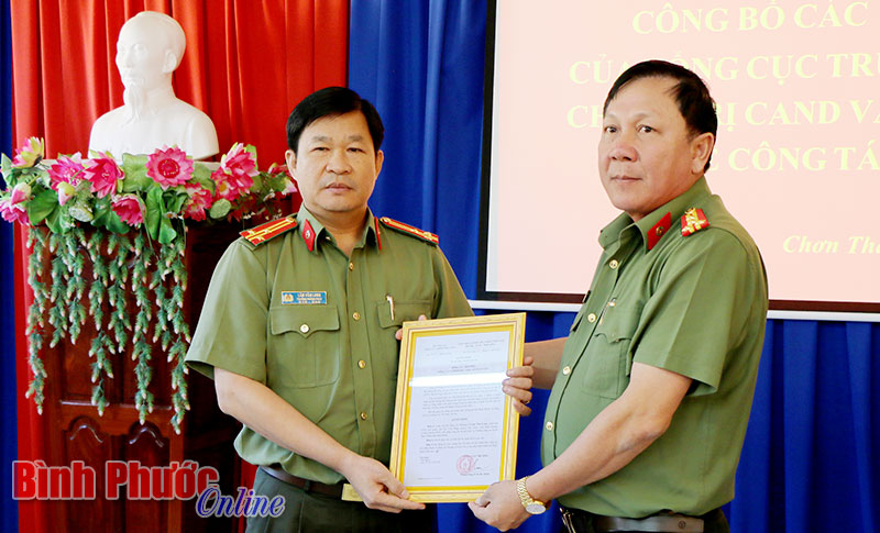 Đại t&aacute; Trần Thắng Ph&uacute;c trao quyết định cho thượng t&aacute; L&acirc;m Văn Long