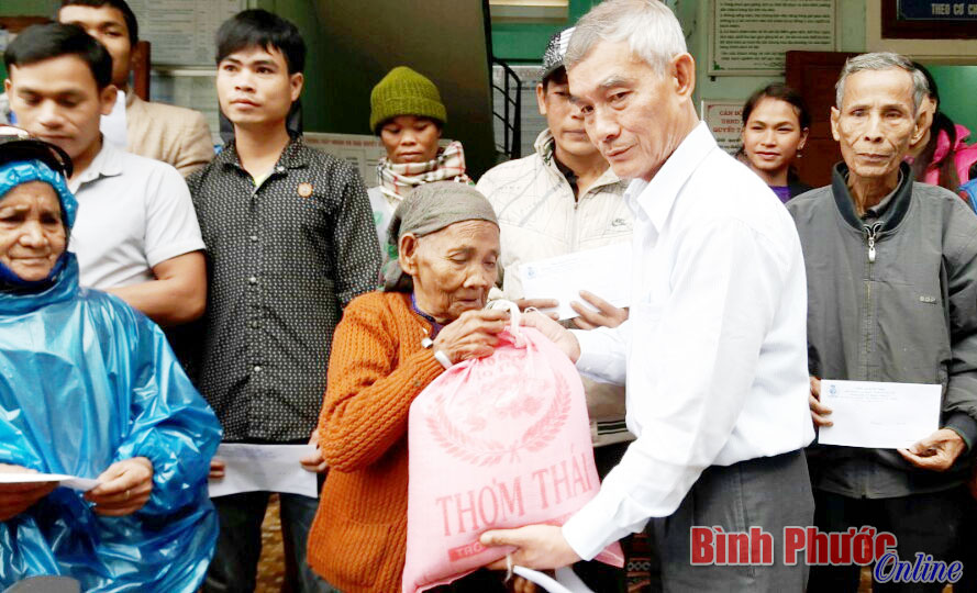 Phó chủ tịch Liên đoàn Lao động tỉnh Đoàn Văn Rồi trao quà cho bà con vùng lũ xã Tà Long, huyện Đak Rông, tỉnh Quảng Trị