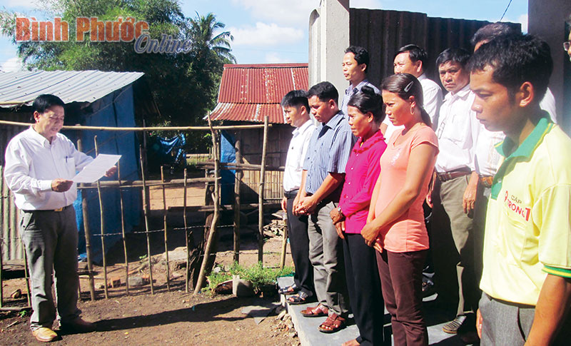 Hội Nông dân huyện trao quyết định “Mái ấm người nghèo” cho gia đình Lâm Ngay (thứ 2 bên phải), ấp Sóc Lớn, xã Lộc Khánh 