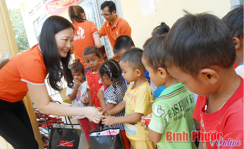Tập đoàn FPT, TP. Hồ Chí Minh tặng quà các em thiếu nhi ở ấp Bù Núi A, Bù Núi B 