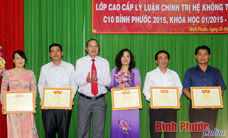 Tiến sĩ Phạm H&ugrave;ng, Ph&oacute; gi&aacute;m đốc Học viện Ch&iacute;nh trị khu vực II trao giấy khen của Gi&aacute;m đốc Học viện cho 5 c&aacute; nh&acirc;n ho&agrave;n th&agrave;nh tốt kh&oacute;a học