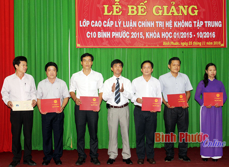 Thạc sĩ Nguyễn Thanh Thuy&ecirc;n, Ph&oacute; hiệu trưởng Trường Ch&iacute;nh trị tỉnh trao bằng tốt nghiệp cho c&aacute;c học vi&ecirc;n