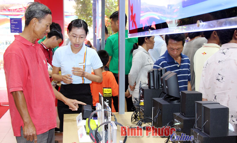 Khách hàng đến tham quan và mua sản phẩm trong ngày đầu tiên khai trương cửa hàng