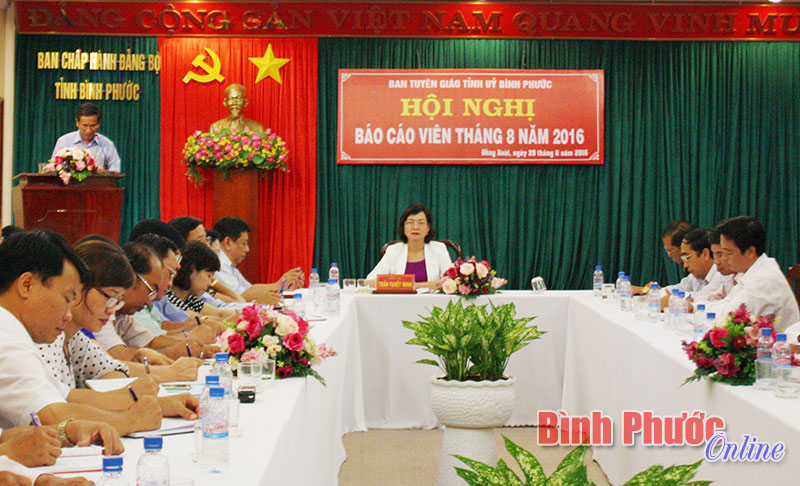 Đại biểu dự hội nghị b&aacute;o c&aacute;o vi&ecirc;n cấp tỉnh th&aacute;ng 8-2016 được tổ chức trực tuyến, tại điểm cầu ch&iacute;nh