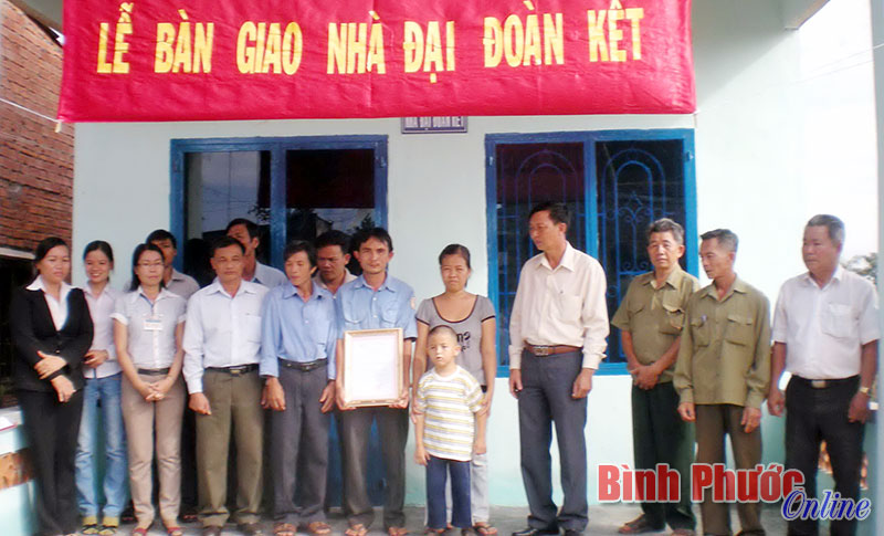 MTTQ thị xã Đồng Xoài bàn giao nhà đại đoàn kết cho hộ dân ở phường Tân Thiện