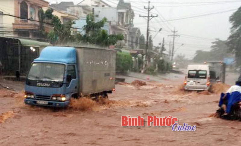 Mưa lớn, nhiều đoạn đường ở Lộc Ninh, Hớn Quản ngập nặng