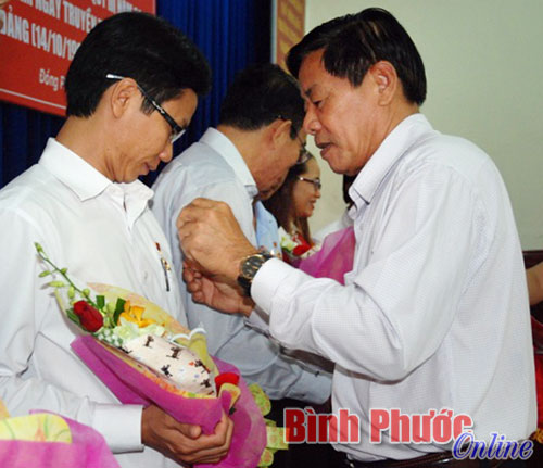 Đồng ch&iacute; L&ecirc; Văn Xuy&ecirc;n, H&agrave;m vụ trưởng Vụ địa phương III Ban Tổ chức Trung ương gắn kỷ niệm chương cho c&aacute; nh&acirc;n c&oacute; th&agrave;nh t&iacute;ch trong c&ocirc;ng t&aacute;c tổ chức x&acirc;y dựng Đảng