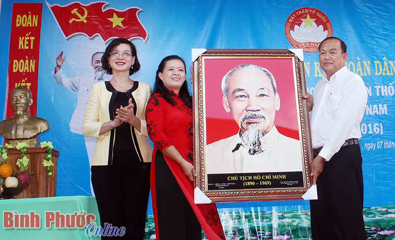 Trưởng ban Tuy&ecirc;n gi&aacute;o Tỉnh ủy Trần Tuyết Minh tặng ch&acirc;n dung Chủ tịch Hồ Ch&iacute; Minh cho ấp Thạnh Ph&uacute;