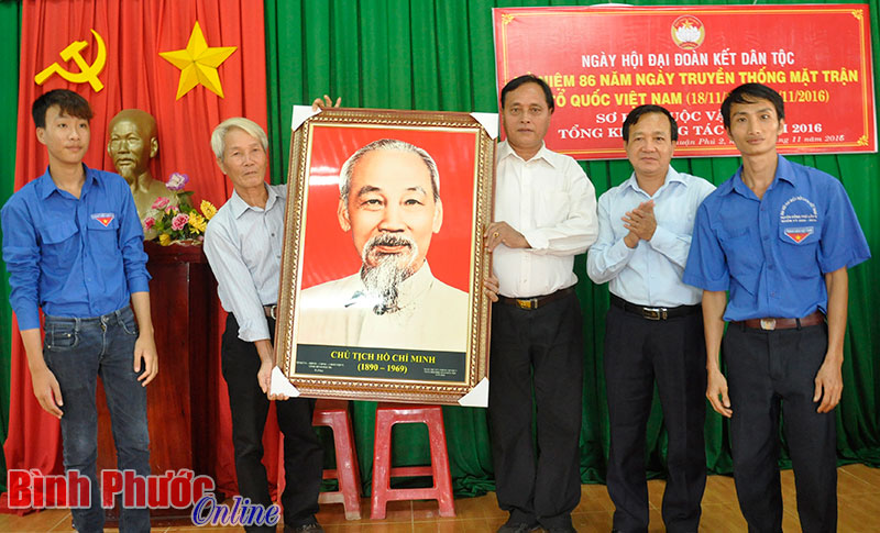 Chủ tịch Ủy ban MTTQVN tỉnh Nguyễn Quang Toản tặng qu&agrave; cho ấp tại ng&agrave;y hội