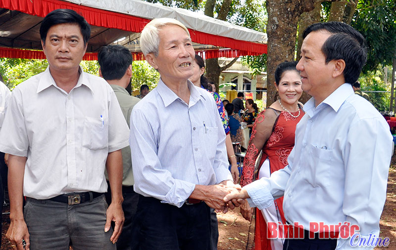 Chủ tịch Ủy ban MTTQVN tỉnh Nguyễn Quang Toản thăm hỏi t&igrave;nh h&igrave;nh đời sống của người d&acirc;n ấp Thuận Ph&uacute; 2