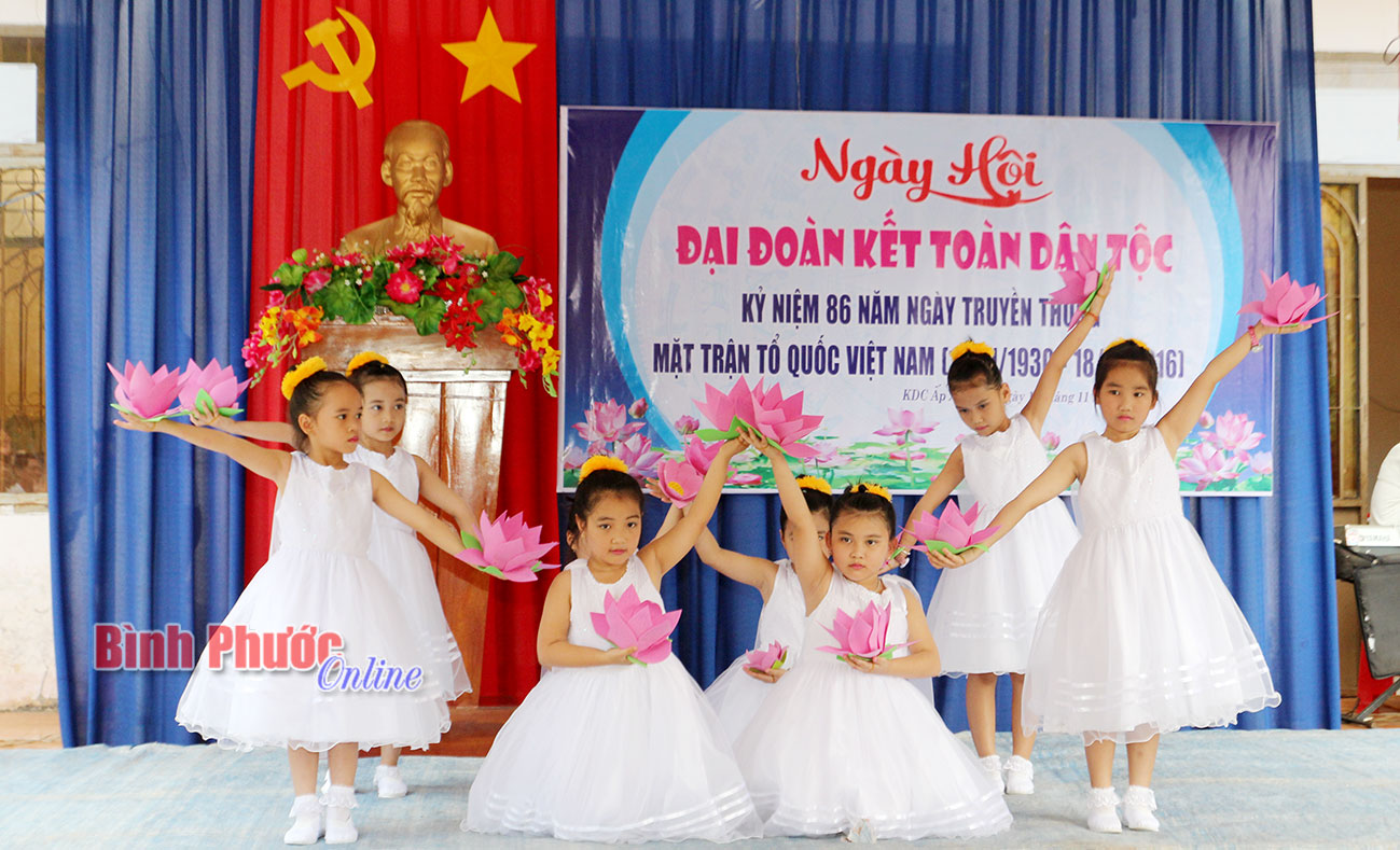 Tiết mục múa “Nhớ ơn Bác Hồ” của thiếu nhi ấp Xạc Lây