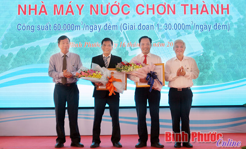 Hai tập thể có thành tích xuất sắc trong quá trình thực hiện dự án được nhận bằng khen của UBND tỉnh Bình Phước