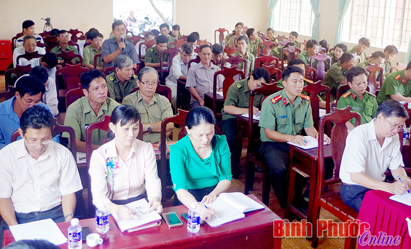 Đông đảo cán bộ và nhân dân xã Lộc Tấn (Lộc Ninh) nghe tuyên truyền phổ biến pháp luật
