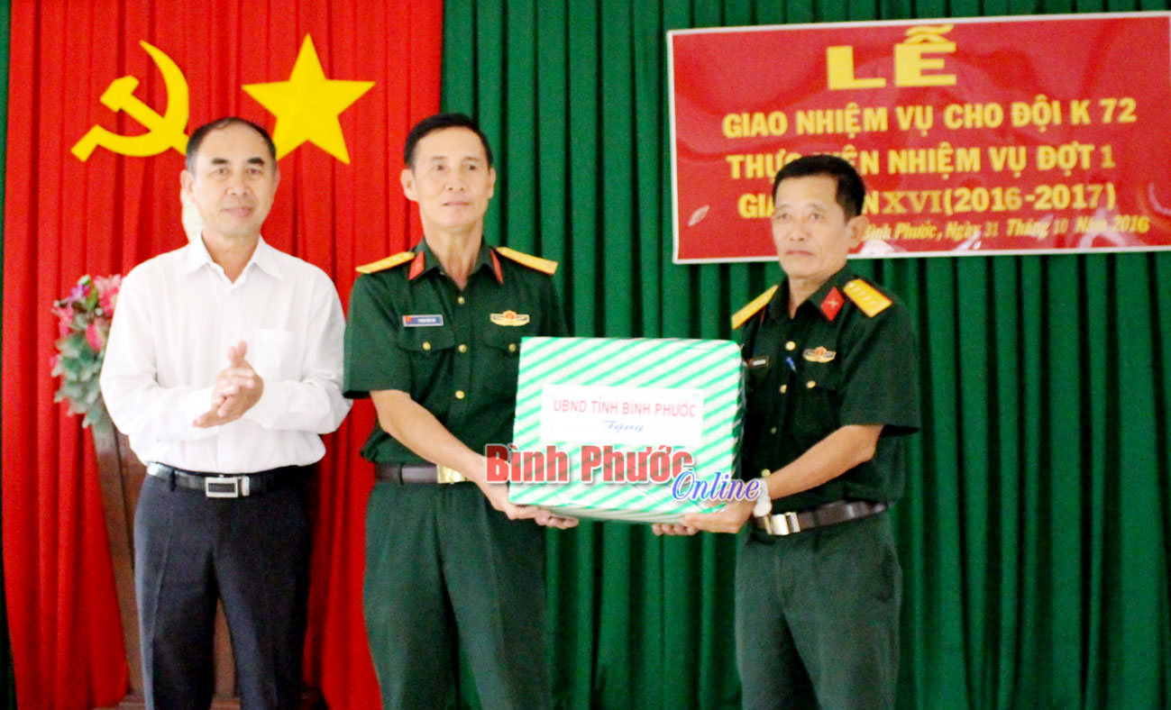 Ph&oacute; chủ tịch UBND tỉnh Nguyễn Tiến Dũng tặng qu&agrave; động vi&ecirc;n tinh thần c&aacute;n bộ, chiến sĩ Đội K72