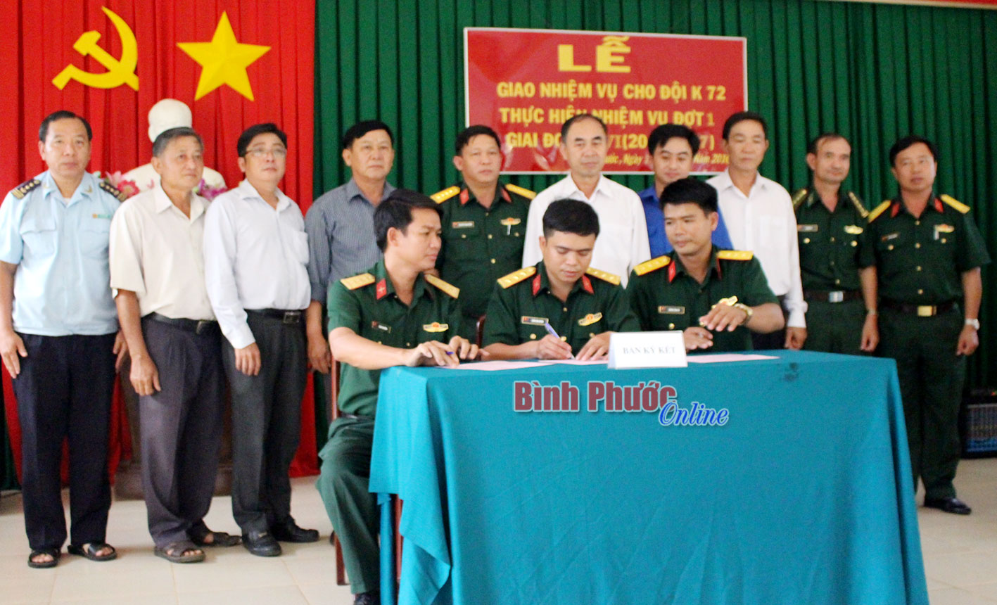 C&aacute;c c&aacute;n bộ, chiến sĩ Đội K72 k&yacute; kết giao ước thi đua thực hiện tốt nhiệm vụ đợt 1 giai đoạn 16
