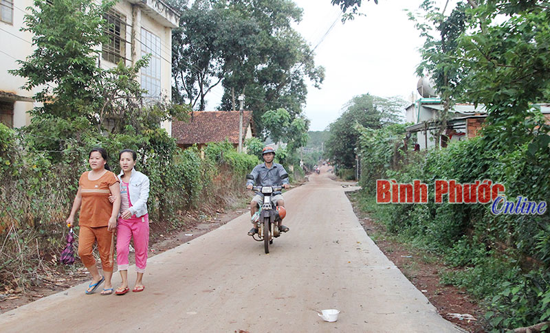 Hơn 1km đường bê tông nông thôn từ thôn 4 đi trung tâm xã Bom Bo, huyện Bù Đăng được làm theo cơ chế đặc thù