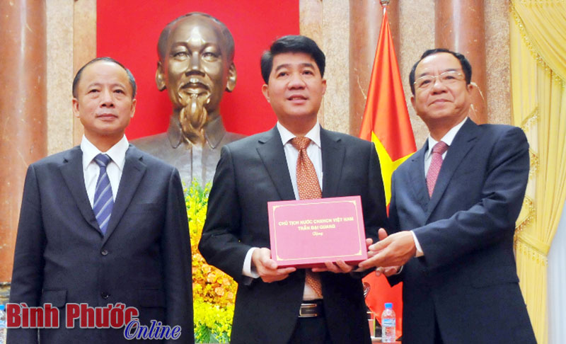 &Ocirc;ng Vũ Mạnh H&ugrave;ng nhận qu&agrave; lưu niệm của Chủ tịch nước Trần Đại Quang tại buổi lễ