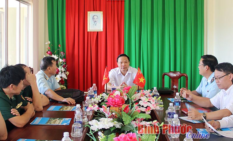 Phó bí thư Tỉnh ủy Lê Văn Châu phát biểu tại buổi làm việc với Chi cục Hải quan cửa khẩu quốc tế Hoa Lư