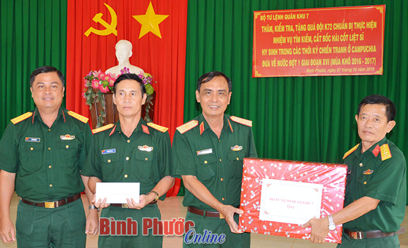 Thiếu tướng Nguyễn Minh Hoàng cùng lãnh đạo Cục Chính tri Quân khu 7 tặng quà Đội K72