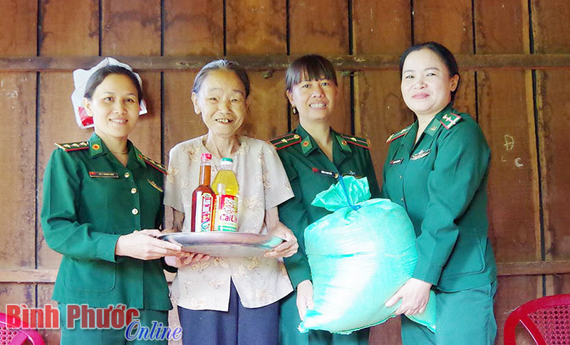 Hội phụ nữ Bộ đội biên phòng tỉnh tặng quà cho bà Phan Thị Minh là vợ liệt sĩ