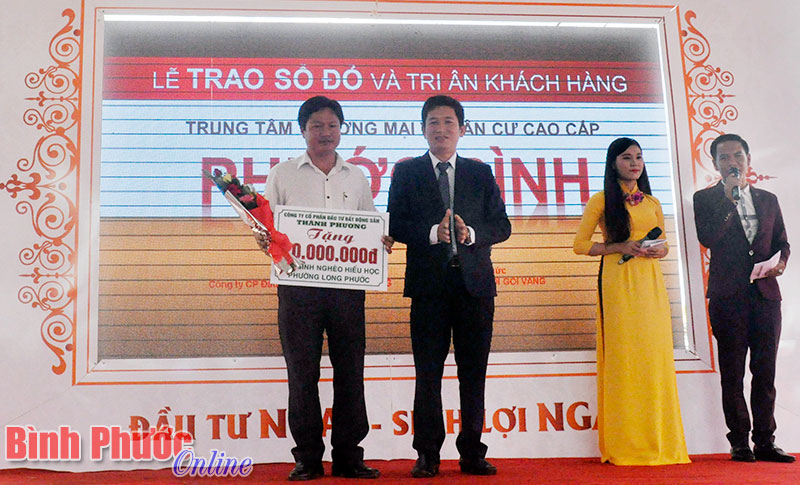 Đại diện công ty Thành Phương trao 20 triệu đồng cho quỹ học bổng phường Long Phước