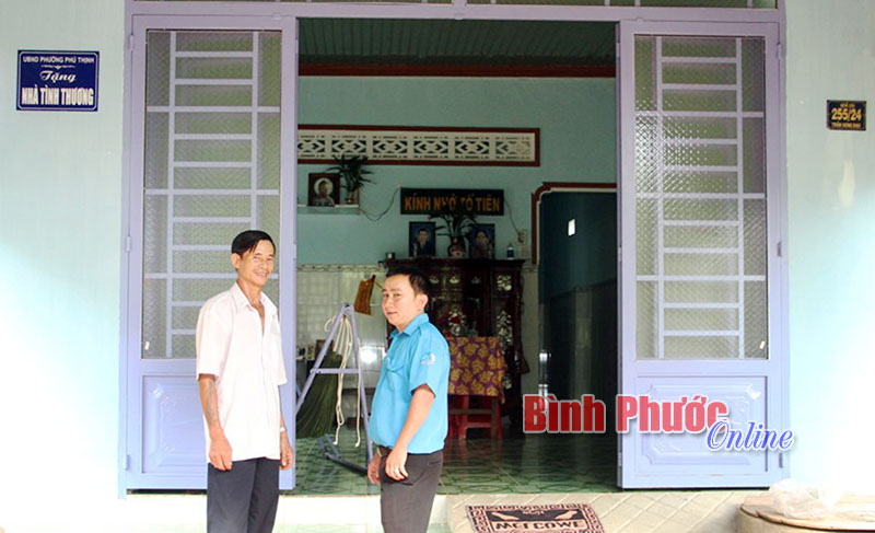 Niềm vui của ông Nguyễn Văn Lâm (trái) khi nhận căn nhà tình nghĩa