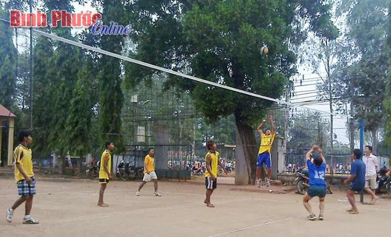 Các đội thi đấu tại giải bóng chuyền truyền thống xã Long Hà