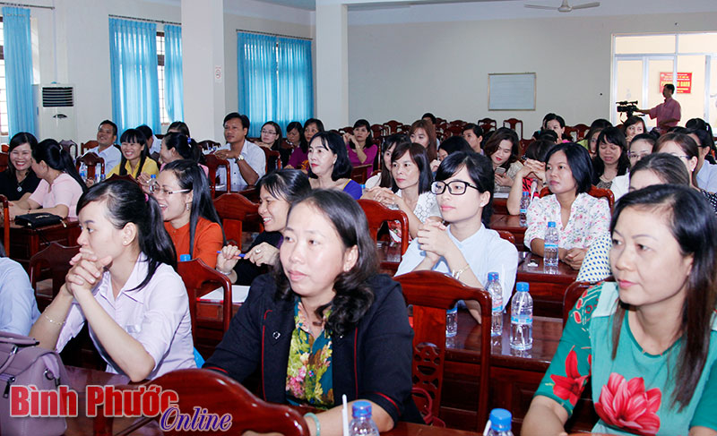 C&aacute;c c&aacute;n bộ c&ocirc;ng đo&agrave;n trong buổi n&oacute;i chuyện chuy&ecirc;n đề về phụ nữ v&agrave; gia đ&igrave;nh