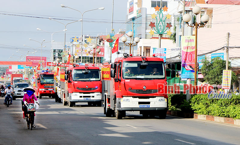 Diễu hành, tuyên truyền lưu động về PCCC và CNCH trên các tuyến đường trung tâm thị xã Đồng Xoài