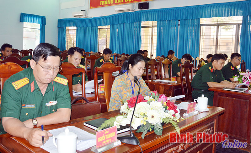 Đại tá Nguyễn Thanh Bình, Phó chính ủy Bộ CHQS tỉnh cùng các đại biểu tham dự hội nghị.