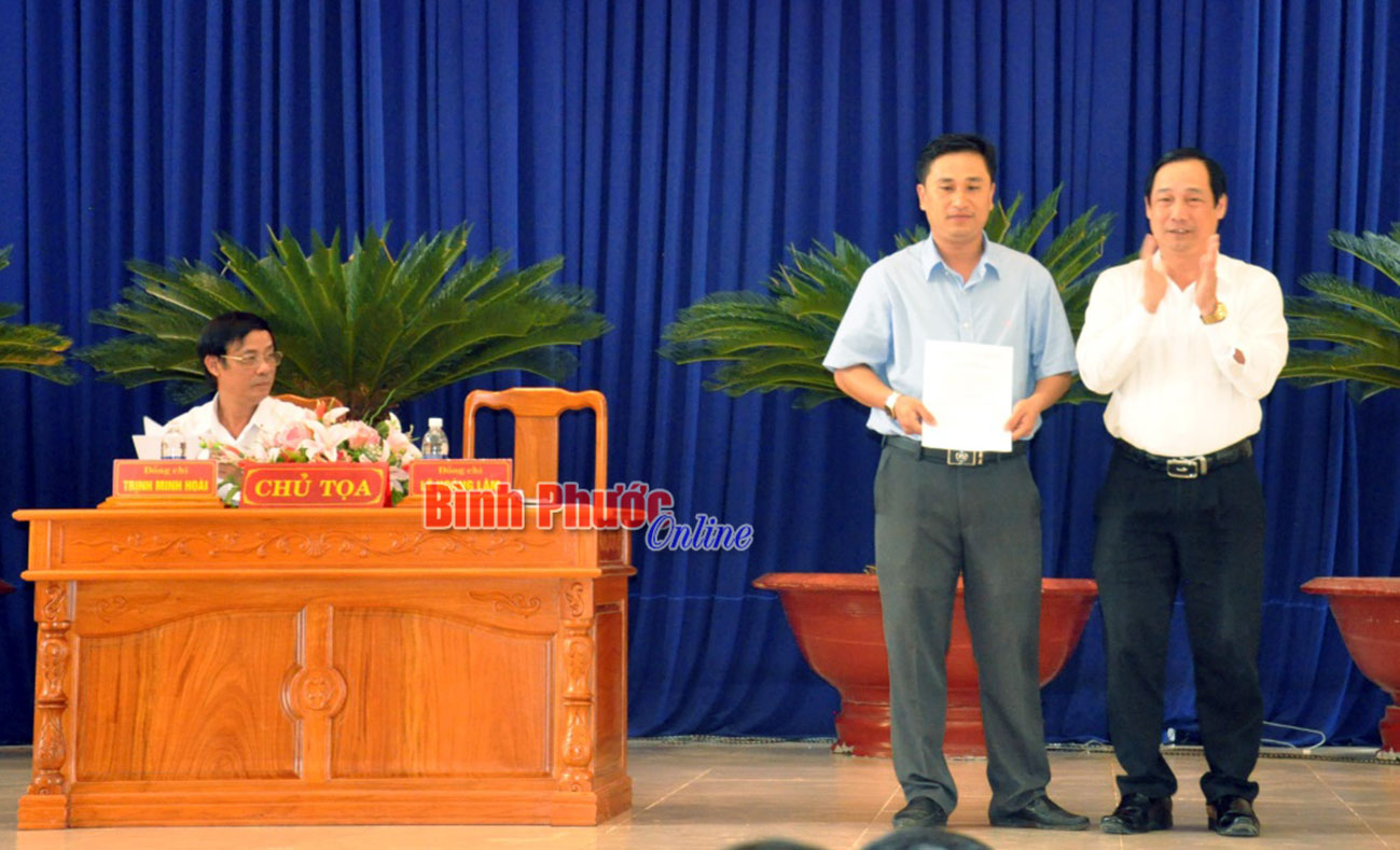 Tỉnh ủy vi&ecirc;n, B&iacute; thư Huyện ủy Hớn Quản L&ecirc; Ho&agrave;ng L&acirc;m trao quyết định của Tỉnh ủy về việc bổ sung Ủy vi&ecirc;n Ban Chấp h&agrave;nh Đảng bộ huyện kh&oacute;a XI đối với đồng ch&iacute; Nguyễn Vũ Tiến 