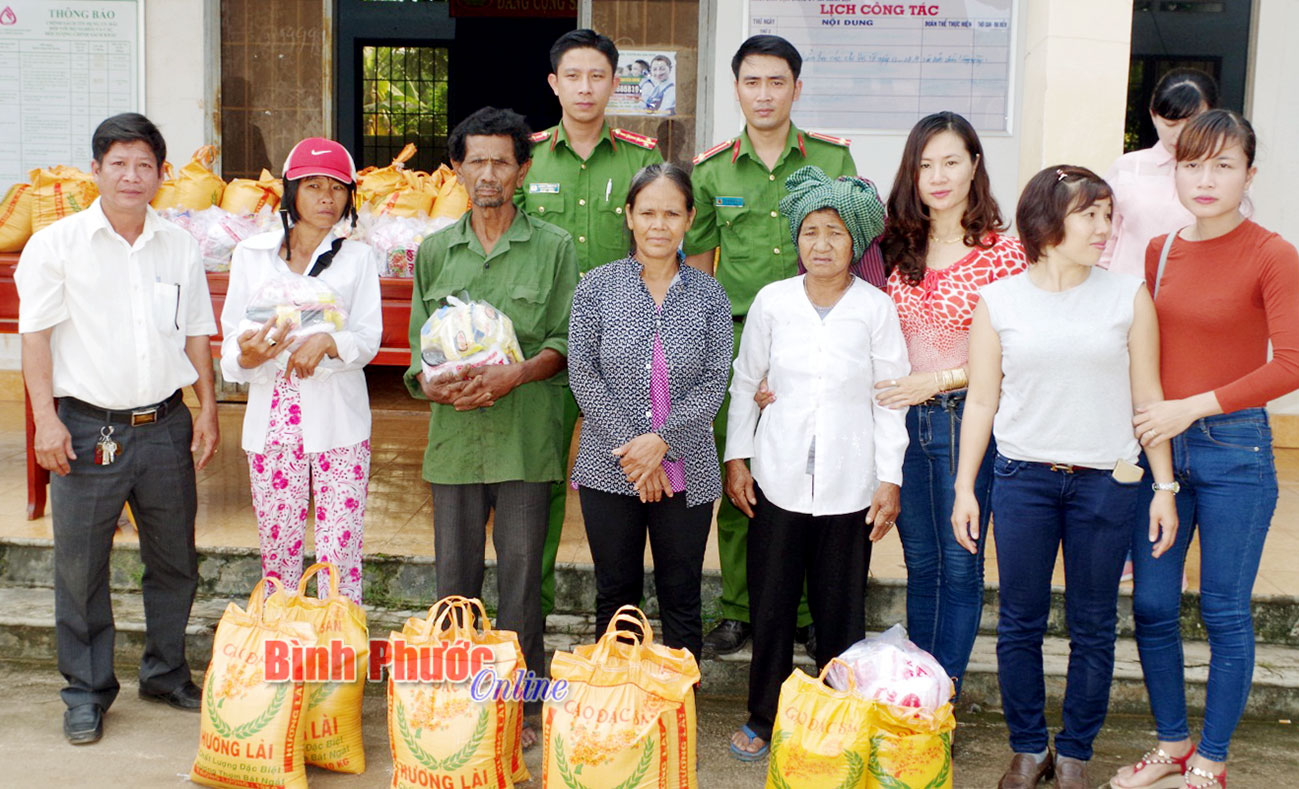 Các phần quà trao tận tay các hộ đồng bào dân tộc thiểu số có hoàn cảnh khó khăn