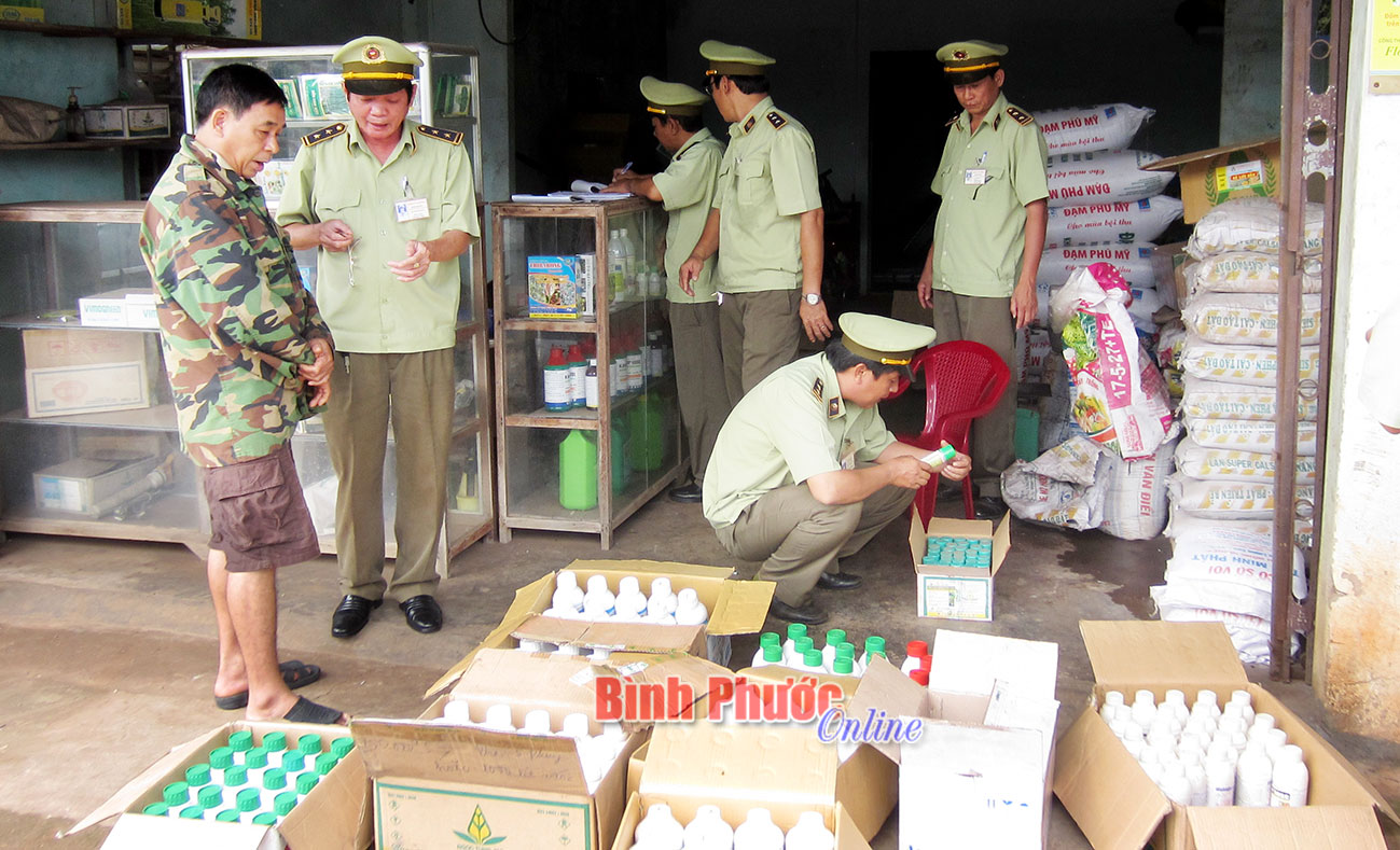 Lực lượng quản lý thị trường kiểm tra các sản phẩm thuốc bảo vệ thực vật của cơ sở Quang Đặng