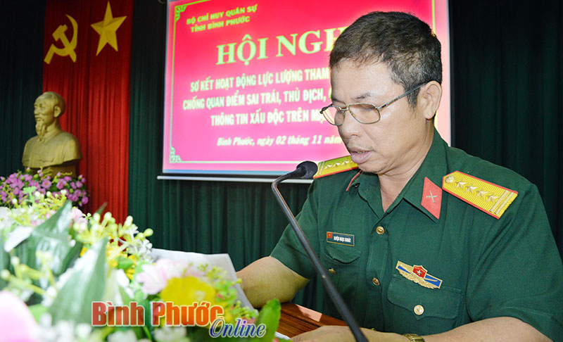  Đại tá Luyện Ngọc Khoát, Phó chủ nhiệm Chính trị báo cáo kết quả triển khai thực hiện đấu tranh phản bác thông tin xấu độc trên mạng xã hội tại hội nghị