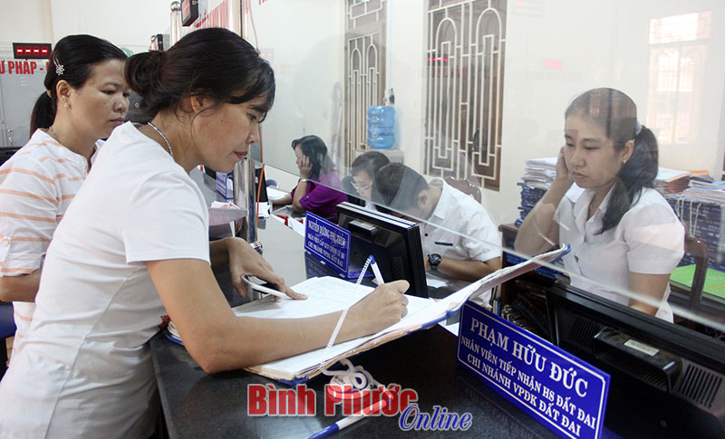 Người dân thực hiện các thủ tục tại Văn phòng đăng ký đất đai thị xã Phước Long