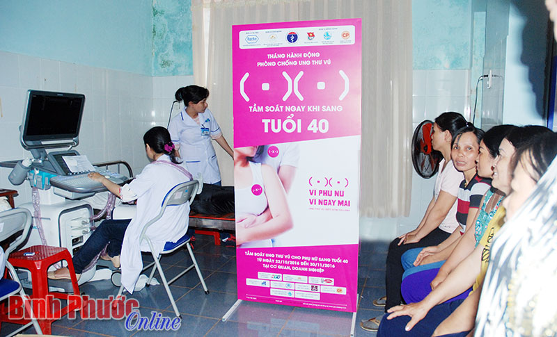 Bác sĩ Bệnh viện Ung bướu TP. Hồ Chí Minh đang siêu âm để tầm soát ung thư vú cho phụ nữ huyện Phú Riềng
