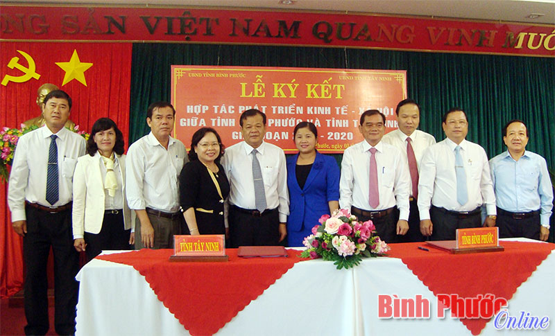 Lãnh đạo hai tỉnh Bình Phước - Tây Ninh chụp hình lưu niệm sau lễ ký kết