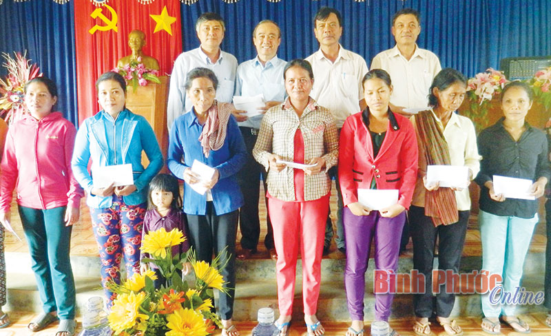 Ban Dân tộc tỉnh tặng quà các gia đình đồng bào Khơme tại xã Lộc Khánh