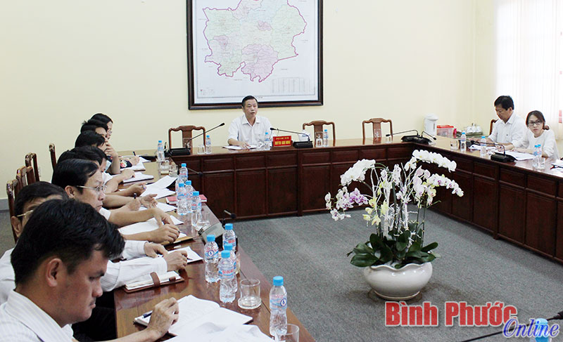 Phó chủ tịch UBND tỉnh Huỳnh Anh Minh chủ trì cuộc họp