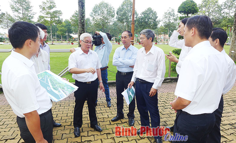 Bí thư Tỉnh ủy Nguyễn Văn Lợi cùng lãnh đạo thị xã Đồng Xoài kiểm tra tiến độ chỉnh trang đô thị tại khu vực quảng trường tỉnh