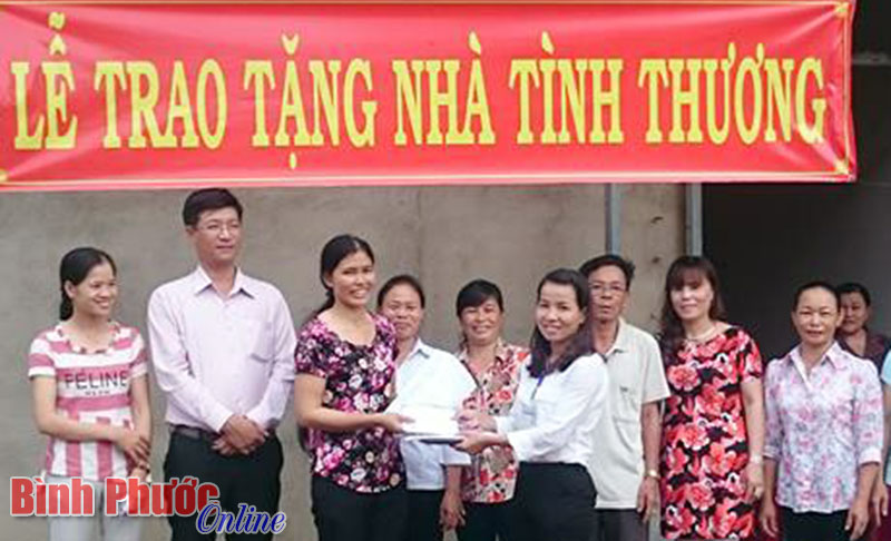 Hộ nghèo khó khăn về nhà ở của phường Tân Đồng (Đồng Xoài) nhận quyết định bàn giao nhà tình thương trong năm 2016