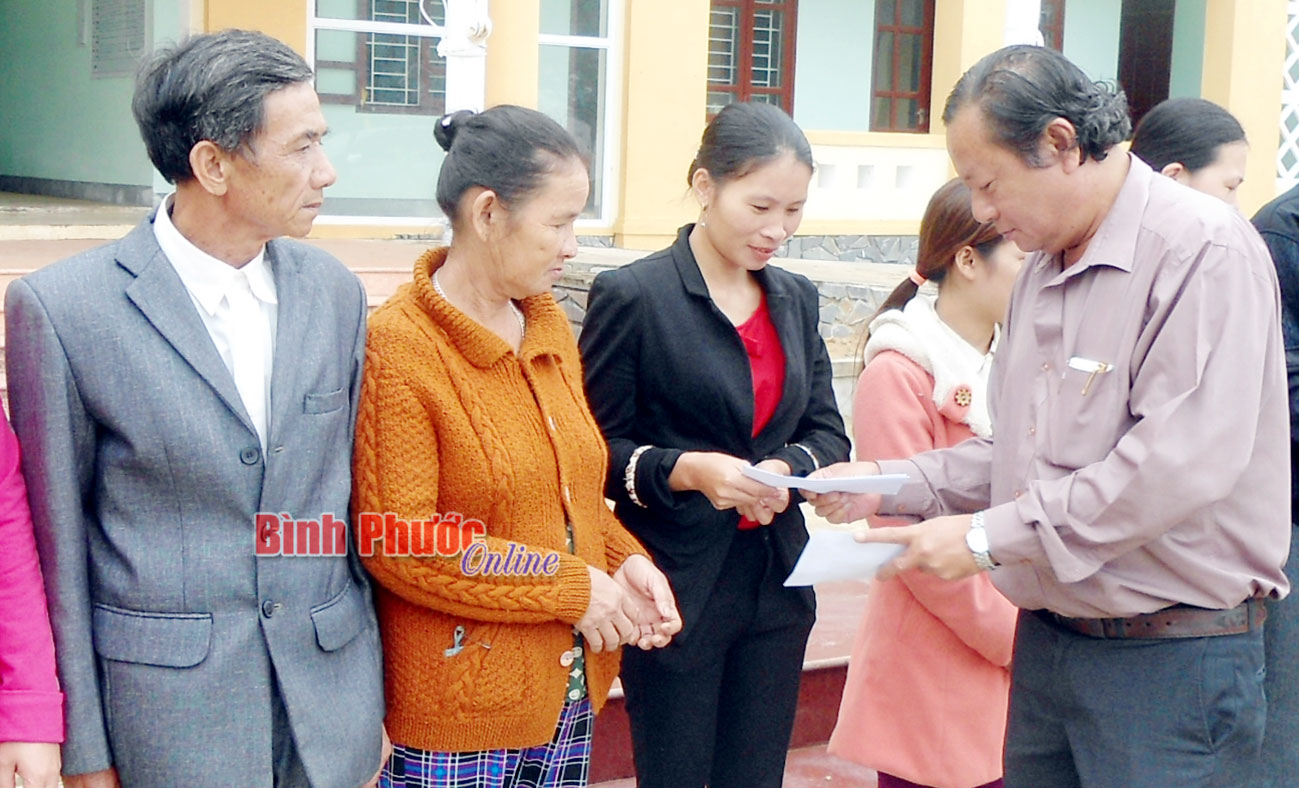 Giám đốc Đài PTTH tỉnh Bình Phước Phan Minh Hoàng trao tặng quà cho người dân vùng lũ Quảng Trị