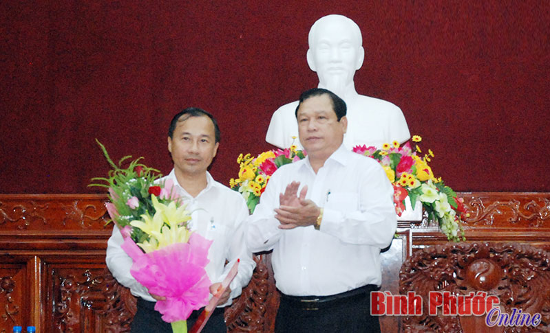 Chủ tịch UBND tỉnh Nguyễn Văn Trăm trao quyết định bổ nhiệm &ocirc;ng Nguyễn Anh Tuấn giữ chức vụ Ph&oacute; gi&aacute;m đốc Sở Giao th&ocirc;ng - Vận tải.