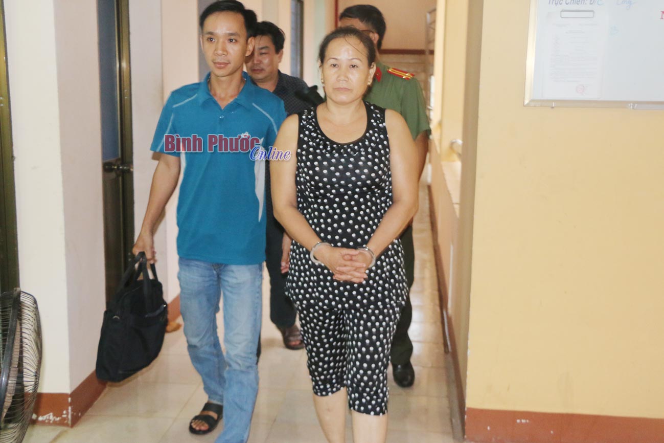 Lực lượng cảnh sát truy nã tội phạm dẫn giải Trần Thị Ánh về Công an tỉnh Bình Phước