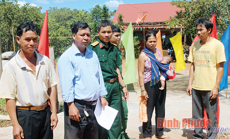 Anh Lâm K Đia (thứ 3, từ trái sang) trao đổi với cán bộ thôn và người dân về Ngày hội đại đoàn kết toàn dân tộc